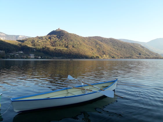 Kalterer See: Fünf Nächte lang werden ab Montag, 11. Oktober Netze für die Bestandserhebung ausgelegt. Das Landesamt für Jagd und Fischerei rät vom Nachtbaden ab. (Foto: LPA/Guido Steinegger)