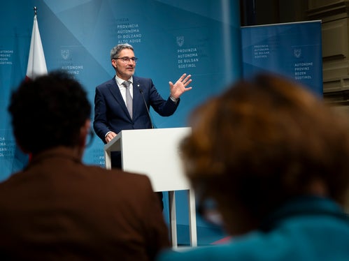 Negli ultimi tre anni sono stati stipulati 30 contratti per un volume complessivo di 822 milioni di euro, ha dichiarato il presidente Kompatscher dopo la seduta della Giunta, che oggi ha confermato i membri dell'Agenzia per le relazioni sindacali fino al 31 gennaio 2029. (Foto: ASP/Fabio Brucculeri)