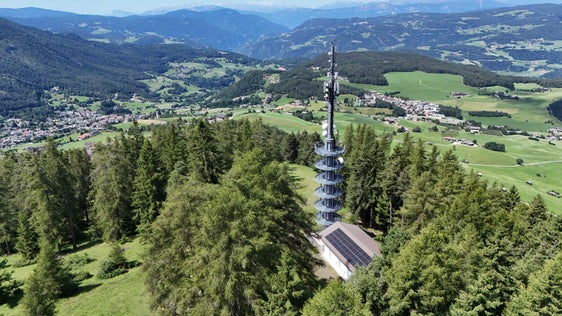La disattivazione riguarda, tra l’altro, gli attuali impianti di trasmissione FM situati a Castelrotto. (Foto: RAS)