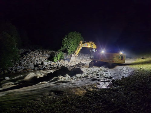 Die Wildbachverbauung hat noch in der Nacht mit den Aufräum- und Wiederherstellungsarbeiten begonnen, nachdem in Folge von Starkregen im Steinzgerbach in Antholz-Obertal etwa 20.000 Kubikmeter Material mobilisiert wurden. (Foto: LPA/Amt für Wildbach- und Lawinenverbauug Ost in der Agentur für Bevölkerungsschutz)