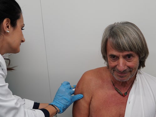 Grippe ist keine harmlose Erkältung. Eine Impfung kann schwere Verläufe verhindern. Deshalb lade ich alle ein, das kostenlose Angebot zu nutzen, betonte Gesundheitslandesrat Hubert Messner bei der Grippeimpfung im Krankenhaus Bozen. (Foto: LPA/Peter Seebacher)