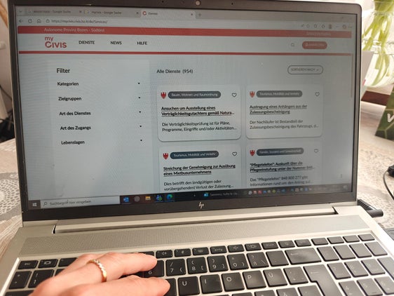 Über 300 digitale Dienste sind im neuen Bürgerportal myCIVIS online verfügbar, zu einigen hundert mehr erhalten Bürgerin und Bürger umfassende Informationen. Die ersten Nutzungsdaten, die der Südtiroler Informatik AG vorliegen, sind positiv. (Foto: LPA/Ursula Pirchstaller)