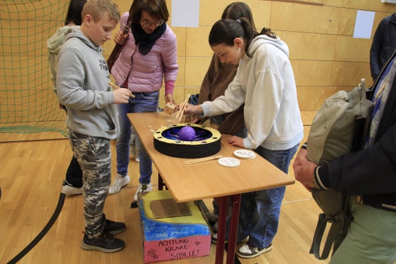Bei der heutigen Prämierung des Projektes "Clever gebaut" konnten die eingereichten Spiele begutachtet werden. (Foto: LPA/Deutsche Bildungsdirektion/Verena Hilber)
