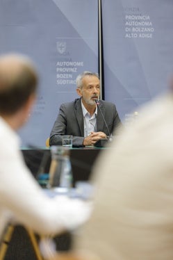 Der Klimaexperte Georg Kaser bei der heutigen Sondersitzung der Landesregierung (Foto: LPA/Tiberio Sorvillo)