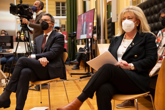 La presidënta dl Consëi provinzial Rita Mattei adöm al presidënt dla Provinzia Arno Kompatscher tratan la presentaziun dles mosöres por l'aniversar. (Foto: USP/Barbara Franzelin)