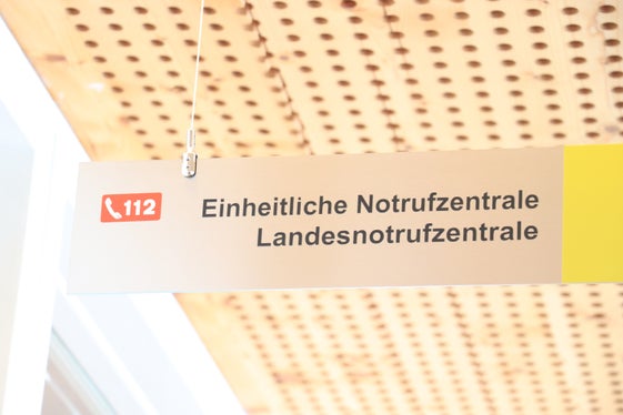 Die rund um die Uhr besetzte Einheitliche Notrufzentrale ist neben der Landesnotrufzentrale (Rettungsdienst) und der Einsatzzentrale der Berufsfeuerwehr an der Drususallee 116 in Bozen angesiedelt. (Foto: LPA/Maja Clara)