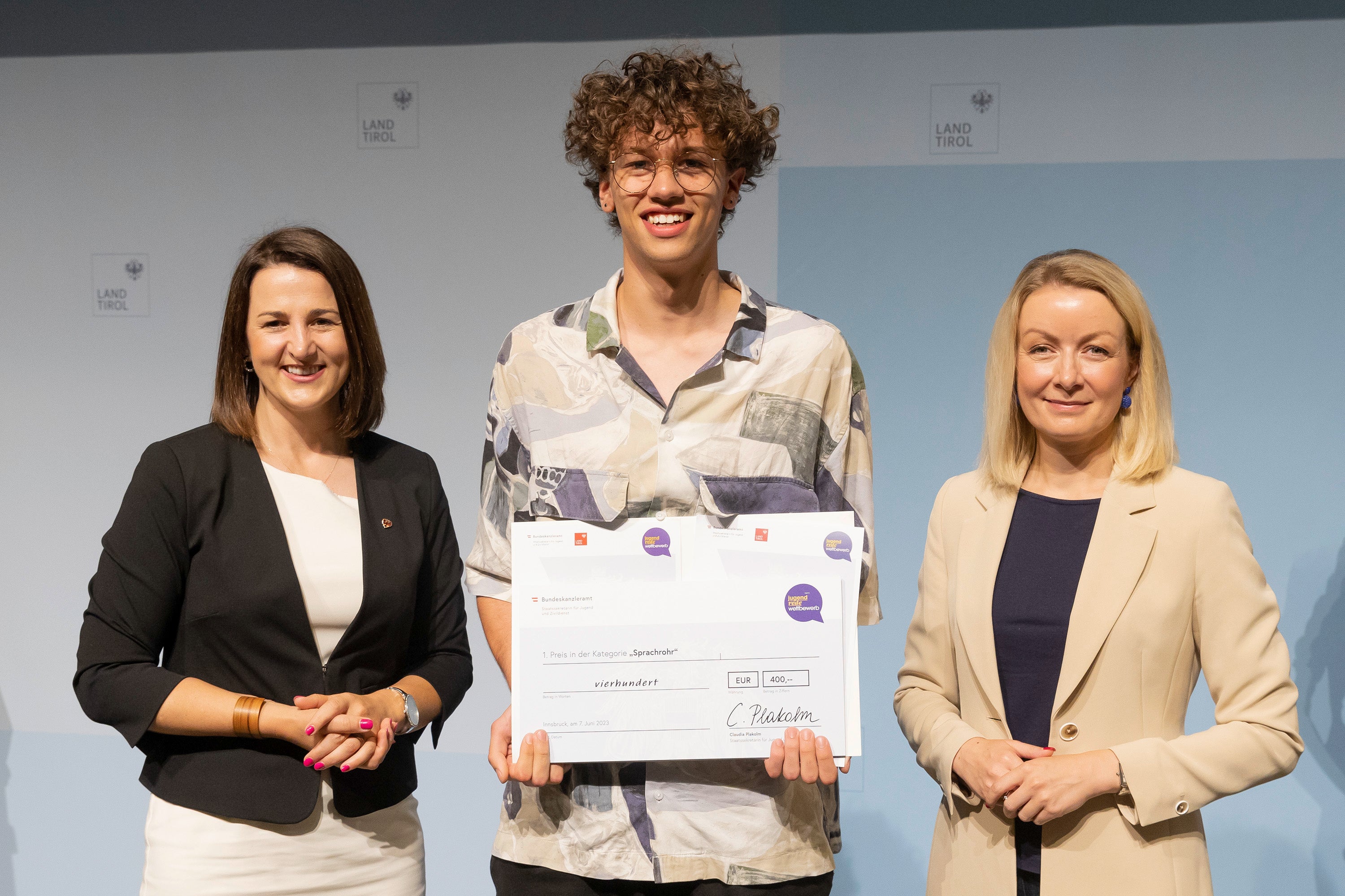 Die Diplomverleihung an Nathan Laimer durch die Tiroler Jugendlandesrätin Astrid Mair (l.) und Bernadett Humer (Sektionschefin Bundeskanzleramt) (Foto: Land Tirol/Forcher)