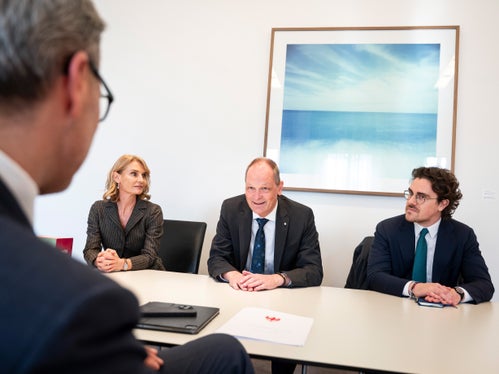 Von links nach rechts: Natalie Schweitzer, Honorarkonsulin der Bundesrepublik Deutschland für Trentino-Südtirol, Thomas Bagger, deutscher Botschafter in Rom und Alexander Grossklags, Referent für Politik und Presse. (Foto: LPA/Fabio Brucculeri)