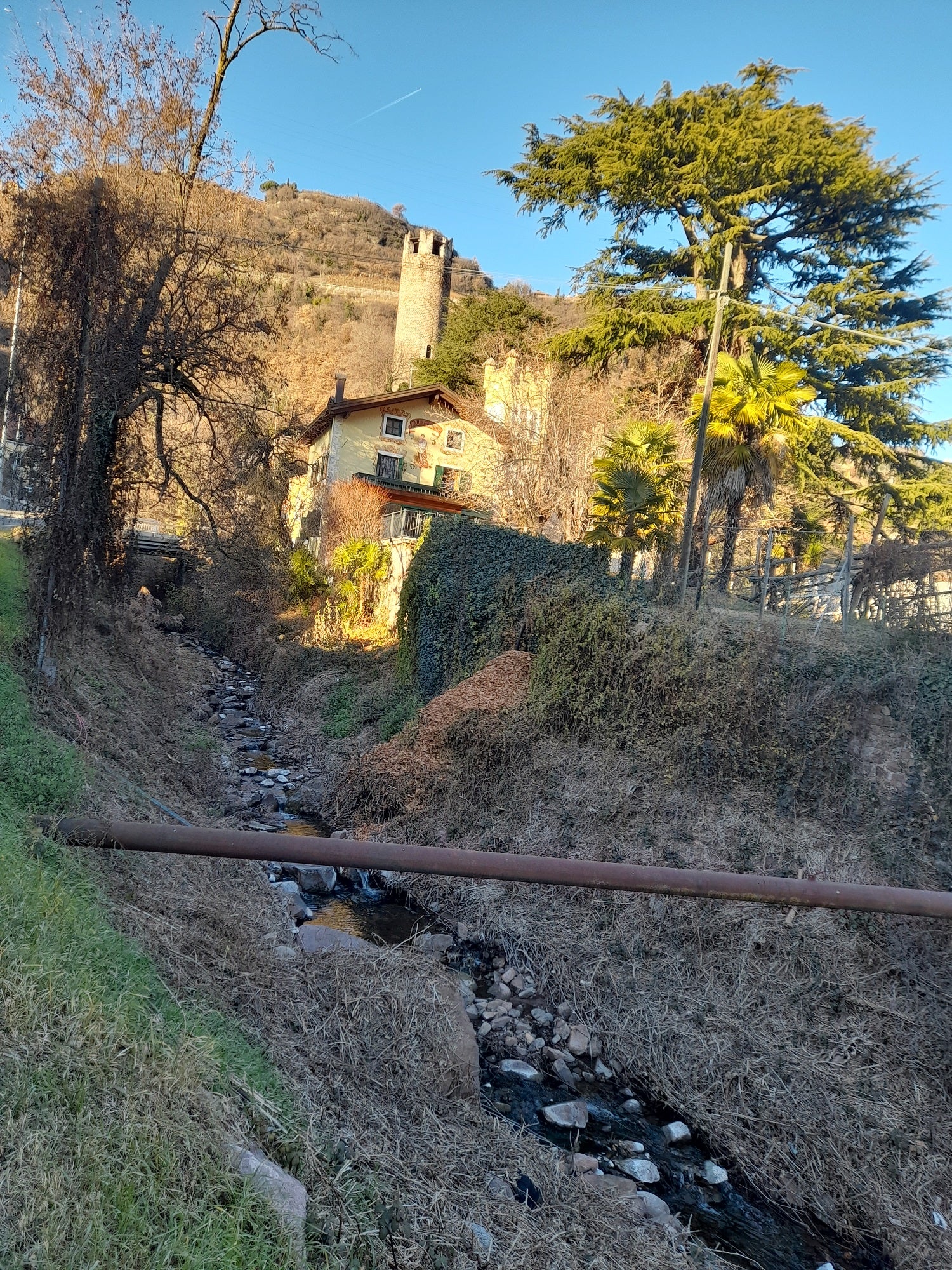 Hier, bei der Abzweigung des Reichrieglerwegs beim Rastbichler bis zur Brücke, die zum Rafensteinerweg und zum Gscheibten Turm führt, beginnt das Landesamt für Wildbachverbauung Nord in der kommenden Woche mit der Errichtung einer Hochwasserschutzmauer am Unterlauf des Fagenbachs; das Bild entstand am 28. Dezember 2024. (Foto: LPA/Maja Clara)