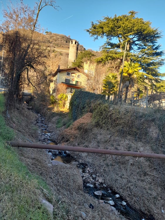 Hier, bei der Abzweigung des Reichrieglerwegs beim Rastbichler bis zur Brücke, die zum Rafensteinerweg und zum Gscheibten Turm führt, beginnt das Landesamt für Wildbachverbauung Nord in der kommenden Woche mit der Errichtung einer Hochwasserschutzmauer am Unterlauf des Fagenbachs; das Bild entstand am 28. Dezember 2024. (Foto: LPA/Maja Clara)