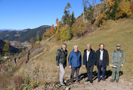L'assessore provinciale Schuler durante il sopralluogo nella zona del Latemar insieme al direttore di Ripartizione foreste, Günther Unterthiner, al direttore dell'Ufficio Amministrazione forestale, Florian Blaas e al direttore d’Ufficio dell’Ispettorato forestale Bolzano II, Hermann Gallmetzer, si è fatto un’idea della situazione in cui versa l’area danneggiata. (Foto:ASP/Noemi Prinoth)