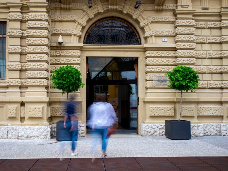 In zahlreichen Ämtern und Dienststellen der Landesvewaltung (im Bild der Eingang von Landhaus 1) wurden die Führungspositionen neu ausgeschrieben: 220 Direktorinnen und Direktoren wurden bestätigt, in 11 Ämtern gibt es einen personellen Wechsel. (Foto: LPA/Fabio Brucculeri)