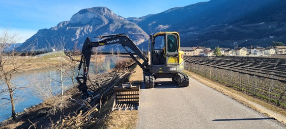 Das Landesamt für Wildbach- und Lawinenverbauung Süd führt wieder die gewohnten Pflegearbeiten an der bachbegleitenden Ufervegetation der Etsch und ihren Seitenbächen durch. Die Vegetation kann in manchen Fällen ein Hindernis für den Abfluss bei Hochwasser darstellen. (Foto: LPA/Landesamt für Wildbach- und Lawinenverbauung Süd)