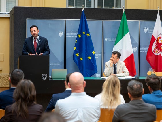 Lunedì 7 settembre anche le scuole in lingua italiana riapriranno le aule per l'avvio del nuovo anno formativo 2026/2027. Il vicepresidente Marco Galateo (nella foto a sinistra) e il sovrintendente scolastico Vincenzo Gullotta (a destra) illustreranno le principali novità nel corso dio una conferenza stampa in programma il 27 agosto a Bolzano. (Foto: USP/Fabio Brucculeri)