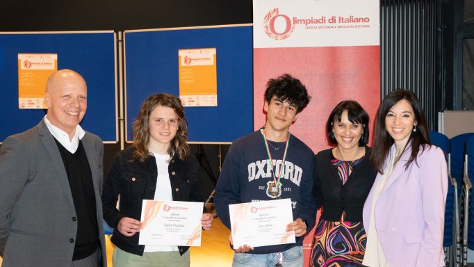 Cerimonia di premiazione della finale provinciale delle Olimpiadi di italiano: da sinistra Simon Raffeiner, direttore dell'Istituto tecnico Julius e Gilbert Durst, i due primi classificati delle Olimpiadi Sophia Crivellaro e Alex Beato e le insegnanti Cristina Corbetta e Paola Rizzi (Foto: ASP/Dominik Prader e Jonas Haitsma)
