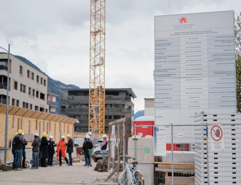 Il trasferimento dell'area dell'ex caserma De Cobelli di Brunico alla Provincia è stato siglato nell'ottobre 2022. Ora l'Ipes costruirà nel sito degli appartamenti i cui lavori termineranno nel 2025. (Foto: ASP/Lukas Forer)