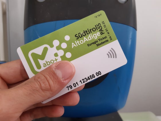 Studierende können weiterhin für eine fixe Jahresgebühr mit einem elektronischen Fahrschein die öffentlichen Verkehrsmittel in Südtirol, in Tirol und im Trentino unbegrenzt und flexibel nutzen. (Foto: LPA)
