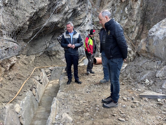 Forstwirtschaftslandesrat Luis Walcher (links) beim Lokalaugenschein am 24. März beim Schenner Waal mit dem Direktor des Forstinspektorats Meran Georg Pircher (rechts). (Foto: LPA/Ressort Landwirtschaft, Forstwirtschaft und Tourismus/Sabine Pitscheider)