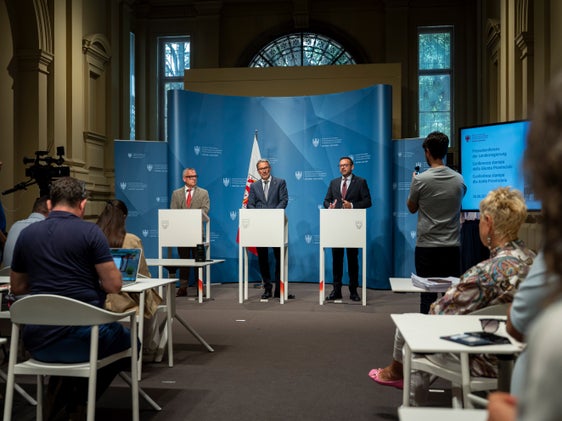 La Giunta provinciale, su proposta del vicepresidente e assessore allo Sviluppo economico Marco Galateo (nella foto il primo da destra, insieme al presidente Arno Kompatscher e all'assessore Christian Bianchi) ha portato da 12 a 24 mesi il periodo massimo di utilizzo continuativo degli alloggi nelle zone produttive. (Foto: USP/Fabio Brucculeri)
