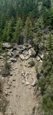 Aus Sicherheitsgründen kann die Landesstraße Schnalstal nach dem Felssturz nur in drei Zeitfenstern von je eineinhalb Stunden morgens, mittags und abends geöffnet werden. (Foto: LPA)