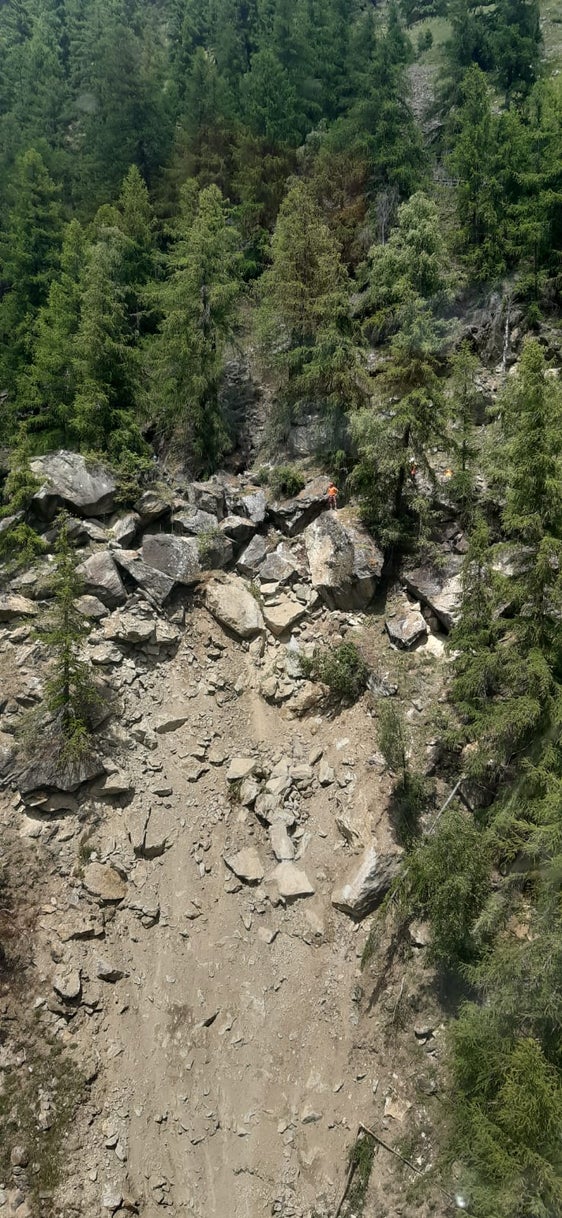 Aus Sicherheitsgründen kann die Landesstraße Schnalstal nach dem Felssturz nur in drei Zeitfenstern von je eineinhalb Stunden morgens, mittags und abends geöffnet werden. (Foto: LPA)