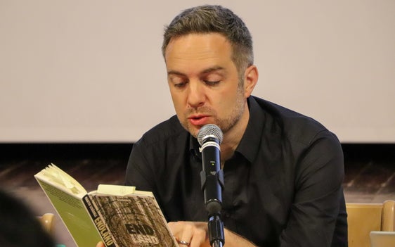 Der deutsche Journalist und Autor Martin Schäuble bei einer seiner Lesungen in Südtirol (Foto: LPA/Amt für Bibliotheken und Lesen)