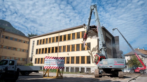 Lo storico momento della prima "pinzata" al complesso scolastico Pascoli-Longon di via Longon, a Bolzano. (Foto: USP/Fabio Brucculeri)
