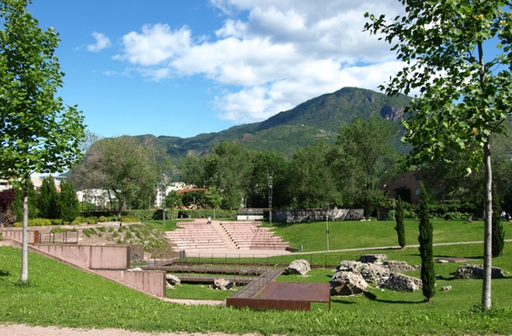 Una parte della storia di Bolzano. Ragazze e ragazzi della scuola bolzanina "Alfieri" hanno avviato un percorso di ricerca e produzione audiovisiva sul patrimonio culturale del quartiere delle Semirurali a Bolzano. (Foto: Comune di Bolzano)