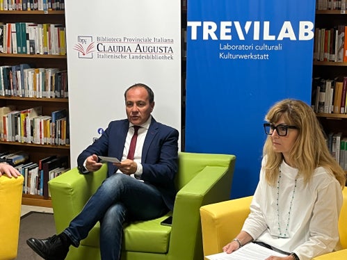 L'assessore Giuliano Vettorato e la direttrice della Biblioteca provinciale Claudia Augusta, Valeria Trevisan (Foto: ASP/Gabriel Marciano)