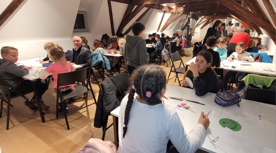 Begeistert haben die Kinder Schmuck für den Euregio-Christbaum gebastelt. (Foto: Euregio/Armin Gluderer)