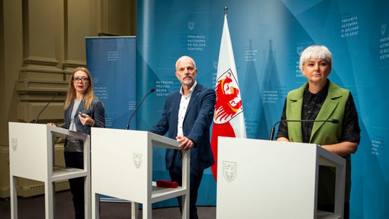 Bedeutung der Genossenschaften dargelegt (von links): die Direktorin des Landesamtes für Genossenschaftswesen Manuela Paulmichl, der Vizedirektor des Raiffeisenverbandes Südtirol Christian Tanner, die Direktorin des Ressorts Sozialer Zusammenhalt, Familie, Senioren, Genossenschaften und Ehrenamt Michela Morandini (Foto: LPA/Fabio Brucculeri)