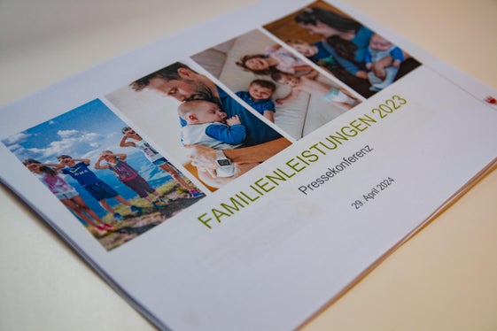 In Südtirol gibt es mehrere Leistungen für Familien, unter anderem das Landesfamiliengeld und das Landeskindergeld. Über diese beiden Leistungen haben fast 52.000 Südtiroler Familien im Jahr 2023 über 78 Millionen Euro bezogen. (Foto: LPA/Greta Stuefer)