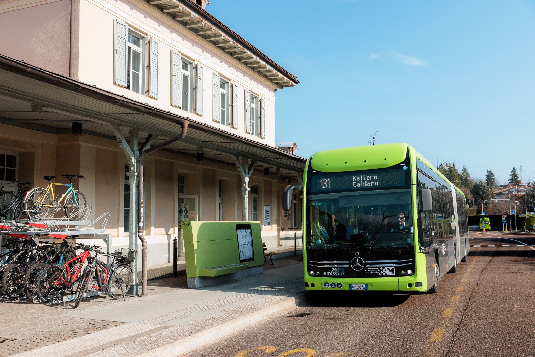 Der Ausbau des nachhaltigen öffentlichen Nahverkehrs in Südtirol schreitet voran. Auf der stark frequentierten Linie 131 zwischen Bozen, Eppan und Kaltern wird inzwischen fast die Hälfte der Fahrten mit emissionsfreien Bussen durchgeführt. (Foto: LPA/STA/Ivan Brentegani)