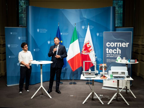 Haben heute den ergänzten Katalog des Jugendprojektes Corner Tech vorgestellt: Landesrat Marco Galateo (rechts) und der Mitarbeiter im Amt für Jugendarbeit Fabio Raffaelli. (Foto: LPA/Fabio Brucculeri)