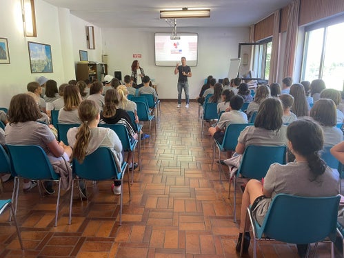 Con il supporto di accompagnatori bilingue, i partecipanti sono impegnati con attività ludiche e ricreative. (Foto: Ufficio stampa Provincia di Trento)