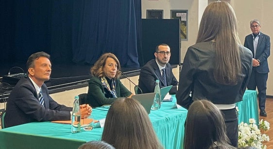 La Corte costituzionale entra in classe. Nella foto (da sinistra), il sovrintendente Vincenzo Gullotta, la giudice Maria Alessandra Sandulli e il dirigente scolastico Gabriele Petronelli durante l'incontro tenutosi al Torricelli. (Foto: USP)