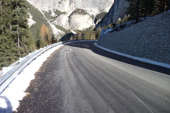 Gearbeitet wurde auf der knapp zwei Kilometer langen Schlüsselstelle der Straße zwischen im Gemeindegebiet von Abtei, zwischen St. Kassian und dem Valparola-Pass, investiert wurden rund 10,2 Millionen Euro. (Foto: LPA/Ressort Infrastrukturen und Mobilität)