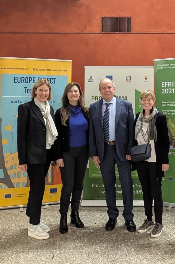 Im Bild von links nach rechts: Abteilungsdirektiorin Martha Gärber, Stefania Baroncelli von der Universität Bozen, Francesco Pancheri, der Leiter der Einheit Europa der Provinz Trient und Nicoletta Clauser (Autonome Provinz Trient). (Foto: Europe Direct Südtirol)