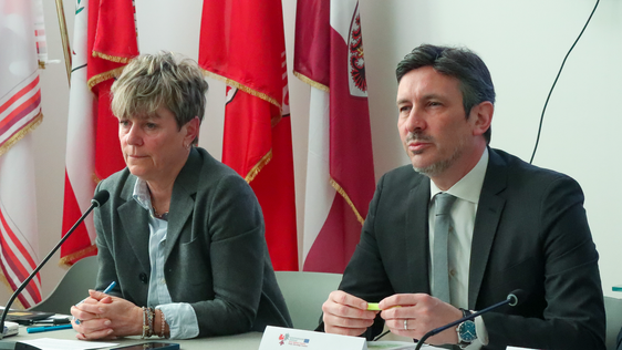 Das neue Euregio-Projekt "Jugendliche im Übergang: Herausforderungen und Chancen" ist heute in Trient durch (v.l.) Euregio-Generalsekretärin Defrancesco und Landesrat Spinelli vorgestellt worden. (Foto: Euregio)
