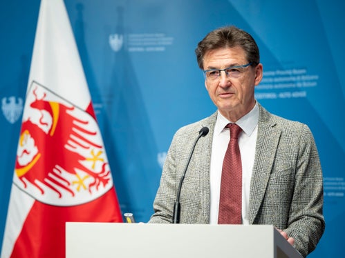 Über die Entwicklung der Leistungen und die Anpassungen informierte im Detail der Direktor der ASWE, Eugenio Bizzotto. (Foto: LPA/Fabio Brucculeri)