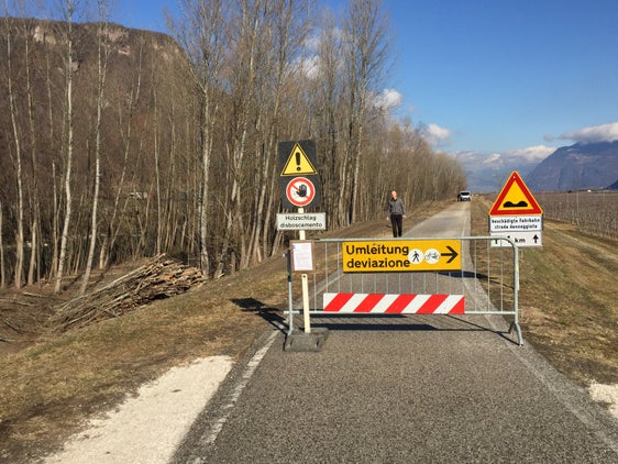 Wie bei diesem bei früheren Arbeiten entstandenen Bild muss der Radweg am Eisack zwischen Klausen und Waidbruck in den kommenden Wochen an Werktagen gesperrt werden. (Archivbild Agentur für Bevölkerungsschutz)