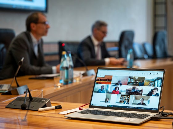 Die Landesleitstelle ist bei der Agentur für Bevölkerungsschutz angesiedelt; darin vertreten sind das Regierungskommissariat, der Sanitätsbetrieb, der Landesfeuerwehrverband, die Berufsfeuerwehr, der Landesstraßendienst, der Landesforstdienst und das Amt für Zivilschutz. (Foto: LPA/Fabio Brucculeri)