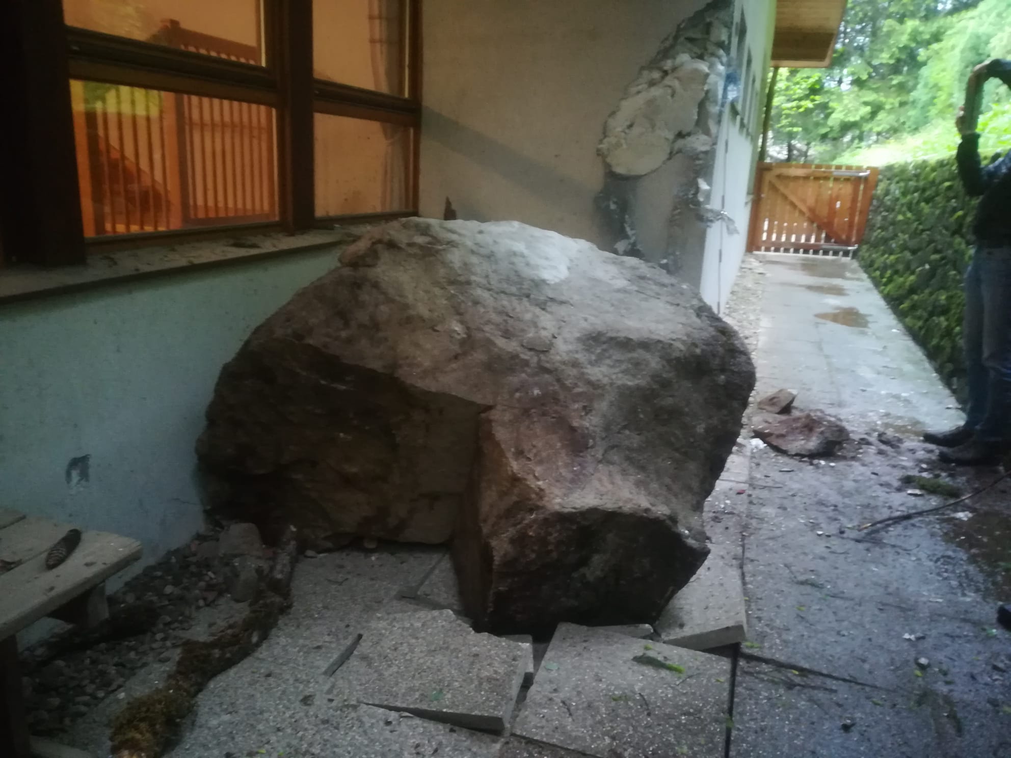 Questa mattina verso le 8, un blocco di pietra di due metri cubi si è arrestato dietro l'asilo di Vandoies di sotto. Nella foto il masso immortalato dal sindaco di Vandoies, Walter Huber. (Foto: ASP/Walter Huber)