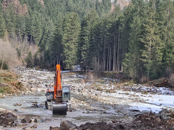 Die Wildbachverbauung arbeitet an der Strukturverbesserung am Reinbach in der Örtlichkeit Winkl in Mühlen in der Gemeinde Sand in Taufers. (Foto: LPA/Landesamt für Wildbach- und Lawinenverbauung Ost in der Agentur für Bevölkerungsschutz)