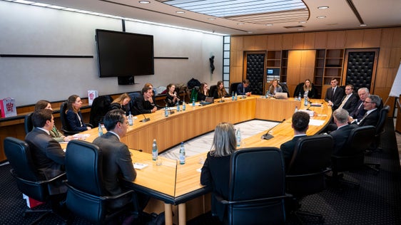 I giovani diplomatici hanno avuto l'opportunità di porre domande al presidente Arno Kompatscher e all'ambasciatore Martin Eichtinger nella sala Giunta di Palazzo Widmann. (Foto: USP/Fabio Brucculeri)