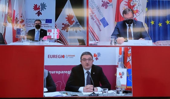 Am heutigen Freitagnachmittag hat in Trient der Euregio-Vorstand getagt: Euregio-Präsident und Landeshauptmann Fugatti stellte das Zweijahresprogramm der Trentiner Präsidentschaft vor, Südtirols Landeshauptmann Kompatscher und Tirols Landeshauptmann Platter waren online zugeschaltet. (Foto: Presseamt Trentino/Matteo Rensi)