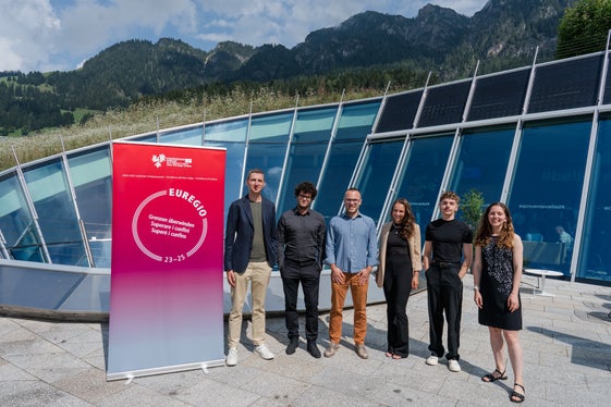 Euregio JungforscherInnenpreis: die sechs Finalisten (von links) Daniele Marinelli, Ariele Zanfei (1. Preis), Roberto Andreotti (2. Preis), Nadja Gruber (3. Preis), Federico Simeoni, Annika Gnädinger (Foto: EFA/Pungovschi)