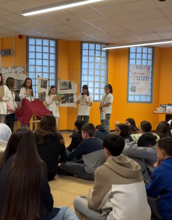 Ieri (23 aprile) l’Istituto comprensivo Bolzano IV Oltrisarco ha organizzato una serie di eventi dedicati alla lettura in occasione della Giornata mondiale del libro e del diritto d’autore. (Foto: ASP/Istituto comprensivo Bolzano IV)