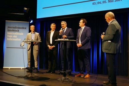 Euregio-Präsident und Südtirols Landeshauptmann Arno Kompatscher (3. von links) eröffnete im Jahr 2024 das Journalismusfest Innsbruck. (Foto: Journalismusfest/Mabala Ritz)