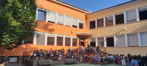 Il 6 settembre, 22.080 studentesse&nbsp;e studenti&nbsp;iscritti alle scuole in lingua italiana dell'Alto Adige hanno celebrato il ritorno dietro ai banchi di scuola. In concomitanza con questa giornata speciale, il vicepresidente e assessore all'Istruzione italiana Marco Galateo e il sovrintendente scolastico Vincenzo Gullotta hanno voluto salutare i circa 400 alunni e alunne della scuola primaria Manzoni di Bolzano. (Foto: USP/Thomas Laconi)